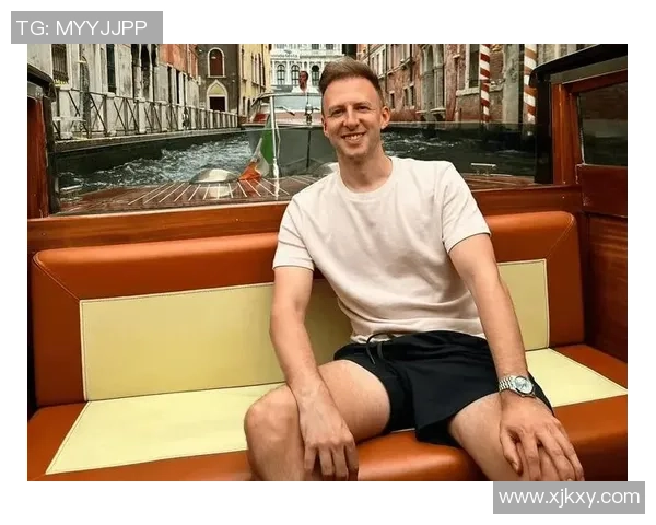 足球球星携女友甜蜜合照曝光 两人甜笑互动展现浓情蜜意 足球球星携女友甜蜜合照曝光 两人甜笑互动展现浓情蜜意